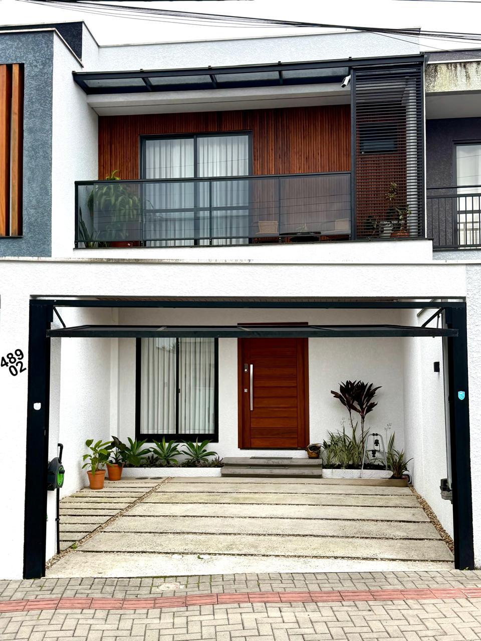 Fachada do sobrado geminado no Saguaçu